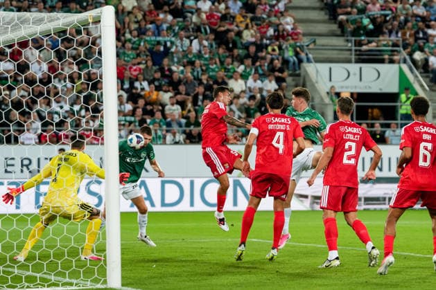 Fussball, UEFA Europa League Qualifikation: FC St. Gallen 1879 vs. Benfica Lissabon, Donnerstag, 23.07.2026 (Berit Sitterstadion, St. Gallen, Schweiz); Tom Gaal (26, FC St. Gallen) trifft zum 2:1 *** Soccer, UEFA Europa League Qualifying: FC St. Gallen 1879 vs. Benfica Lisbon, Thursday, July 23, 2026, Berit Sitter Stadium, St. Gallen, Switzerland. Tom Gaal, 26, scores for FC St. Gallen to make it 2–1. Copyright: xValentinxDomgjonix