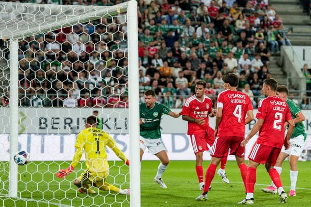 Fussball, UEFA Europa League Qualifikation: FC St. Gallen 1879 vs. Benfica Lissabon, Donnerstag, 23.07.2026 (Berit Sitterstadion, St. Gallen, Schweiz); Tom Gaal (26, FC St. Gallen) trifft zum 2:1 *** Soccer, UEFA Europa League Qualifying: FC St. Gallen 1879 vs. Benfica Lisbon, Thursday, July 23, 2026, Berit Sitter Stadium, St. Gallen, Switzerland. Tom Gaal, 26, scores for FC St. Gallen to make it 2–1. Copyright: xValentinxDomgjonix