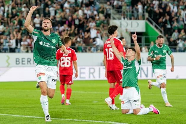 Fussball, UEFA Europa League Qualifikation: FC St. Gallen 1879 vs. Benfica Lissabon, Donnerstag, 23.07.2026 (Berit Sitterstadion, St. Gallen, Schweiz); Tom Gaal (26, FC St. Gallen) und Jozo StaniÄ‡, Jozo Stanic (4, FC St. Gallen) jubeln nach dem 2:1 *** Soccer, UEFA Europa League Qualifying: FC St. Gallen 1879 vs. Benfica Lisbon, Thursday, July 23, 2026, Berit Sitter Stadium, St. Gallen, Switzerland; Tom Gaal, 26, FC St. Gallen, and Jozo Stanic, Jozo Stanic 4, FC St. Gallen celebrate after the 2–1 win Copyright: xValentinxDomgjonix