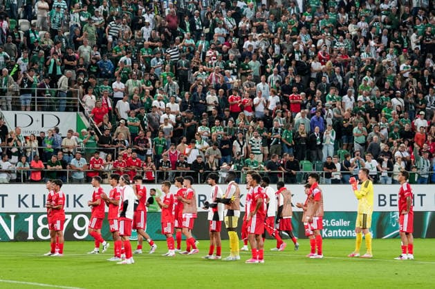 Fussball, UEFA Europa League Qualifikation: FC St. Gallen 1879 vs. Benfica Lissabon, Donnerstag, 23.07.2026 (Berit Sitterstadion, St. Gallen, Schweiz); Benfica Spieler vor den eigenen Fans *** Soccer, UEFA Europa League Qualifying: FC St. Gallen 1879 vs. Benfica Lisbon, Thursday, July 23, 2026, Berit Sitter Stadium, St. Gallen, Switzerland. Benfica players in front of their home fans Copyright: xValentinxDomgjonix