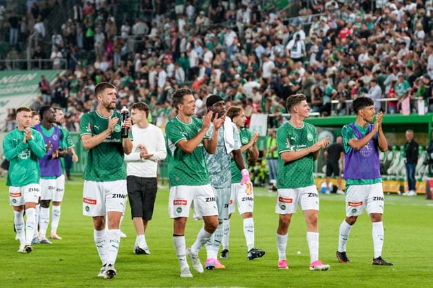 Fussball, UEFA Europa League Qualifikation: FC St. Gallen 1879 vs. Benfica Lissabon, Donnerstag, 23.07.2026 (Berit Sitterstadion, St. Gallen, Schweiz); Die FC St. Gallen Mannschaft applaudiert vor den Fans *** Soccer, UEFA Europa League Qualifying: FC St. Gallen 1879 vs. Benfica Lisbon, Thursday, July 23, 2026, Berit Sitter Stadium, St. Gallen, Switzerland. The FC St. Gallen team applauds in front of the fans. Copyright: xValentinxDomgjonix