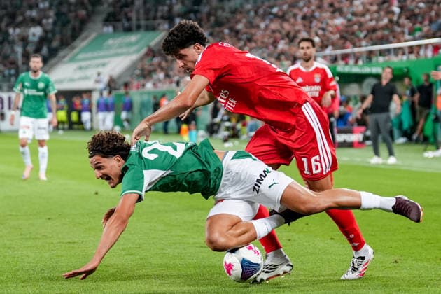Fussball, UEFA Europa League Qualifikation: FC St. Gallen 1879 vs. Benfica Lissabon, Donnerstag, 23.07.2026 (Berit Sitterstadion, St. Gallen, Schweiz); Leon Frokaj (20, FC St. Gallen), Manu Silva (16, Benfica Lissabon) *** Soccer, UEFA Europa League Qualifying: FC St. Gallen 1879 vs. Benfica Lisbon, Thursday, July 23, 2026, Berit Sitter Stadium, St. Gallen, Switzerland; Leon Frokaj (20), FC St. Gallen; Manu Silva (16), Benfica Lisbon Copyright: xValentinxDomgjonix