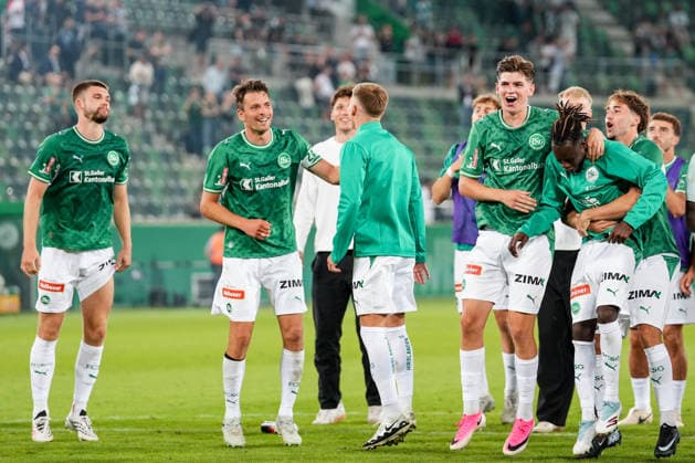 Fussball, UEFA Europa League Qualifikation: FC St. Gallen 1879 vs. Benfica Lissabon, Donnerstag, 23.07.2026 (Berit Sitterstadion, St. Gallen, Schweiz); Die Mannschaft feiert vor der St. Galler Fankurve *** Soccer, UEFA Europa League Qualifying: FC St. Gallen 1879 vs. Benfica Lisbon, Thursday, July 23, 2026, Berit Sitter Stadium, St. Gallen, Switzerland. The team celebrates in front of the St. Gallen fan section. Copyright: xValentinxDomgjonix