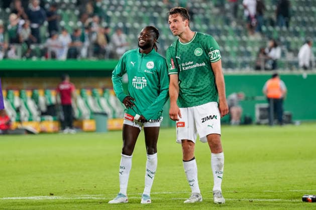 Fussball, UEFA Europa League Qualifikation: FC St. Gallen 1879 vs. Benfica Lissabon, Donnerstag, 23.07.2026 (Berit Sitterstadion, St. Gallen, Schweiz); Aliou BaldÃ , Aliou Balde (14, FC St. Gallen) und Lukas Görtler (16, FC St. Gallen) geniessen den Sieg vor der Fankurve *** Soccer, UEFA Europa League Qualifier: FC St. Gallen 1879 vs. Benfica Lisbon, Thursday, July 23, 2026, Berit Sitter Stadium, St. Gallen, Switzerland Aliou Balde, Aliou Balde, 14, FC St. Gallen, and Lukas Görtler, 16, FC St. Gallen, celebrate the victory in front of the fan section Copyright: xValentinxDomgjonix