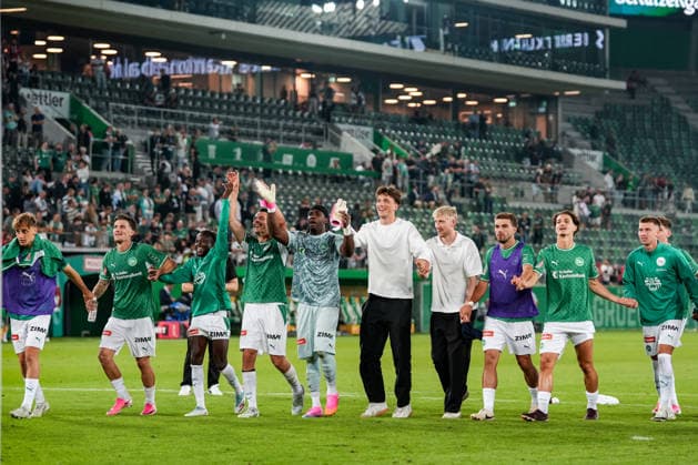 Fussball, UEFA Europa League Qualifikation: FC St. Gallen 1879 vs. Benfica Lissabon, Donnerstag, 23.07.2026 (Berit Sitterstadion, St. Gallen, Schweiz); Die Mannschaft feiert vor der St. Galler Fankurve *** Soccer, UEFA Europa League Qualifying: FC St. Gallen 1879 vs. Benfica Lisbon, Thursday, July 23, 2026, Berit Sitter Stadium, St. Gallen, Switzerland. The team celebrates in front of the St. Gallen fan section. Copyright: xValentinxDomgjonix