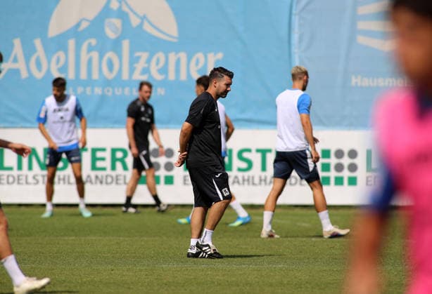 Fussball, Herren, Regionalliga Bayern, Saison 2026 2027, TSV 1860 München, Training Alper Kayabunar, Trainer (TSV 1860 München) geht über den Trainingsplatz *** Soccer, Men s, Bavarian Regional League, 2026–2027 Season, TSV 1860 Munich, Alper Kayabunar at practice, TSV 1860 Munich coach walks across the practice field