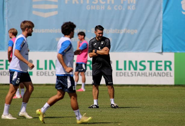 Fussball, Herren, Regionalliga Bayern, Saison 2026 2027, TSV 1860 München, Training Alper Kayabunar, Trainer (TSV 1860 München) beobachtet das Training *** Soccer, Men s, Bavarian Regional League, 2026–2027 Season, TSV 1860 Munich, Training: Alper Kayabunar, TSV 1860 Munich Coach, watches the training session