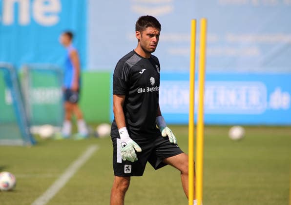 Fussball, Herren, Regionalliga Bayern, Saison 2026 2027, TSV 1860 München, Training Marc Lamberger, Torwart Trainer (TSV 1860 München) stehend auf dem Trainingsplatz *** Soccer, Men s, Bavarian Regional League, 2026–2027 Season, TSV 1860 Munich, Training: Marc Lamberger, goalkeeper coach for TSV 1860 Munich, standing on the practice field