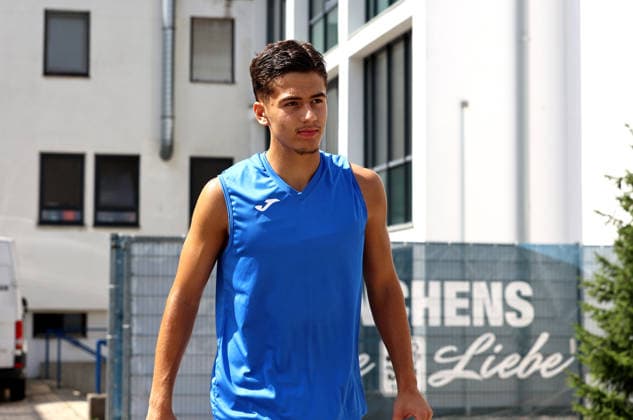 Fussball, Herren, Regionalliga Bayern, Saison 2026 2027, TSV 1860 München, Training Loris Husic (TSV 1860 München) auf dem Weg zum Trainingsplatz *** Soccer, Men s, Bavarian Regional League, 2026–2027 Season, TSV 1860 Munich, Training: Loris Husic of TSV 1860 Munich on his way to the practice field