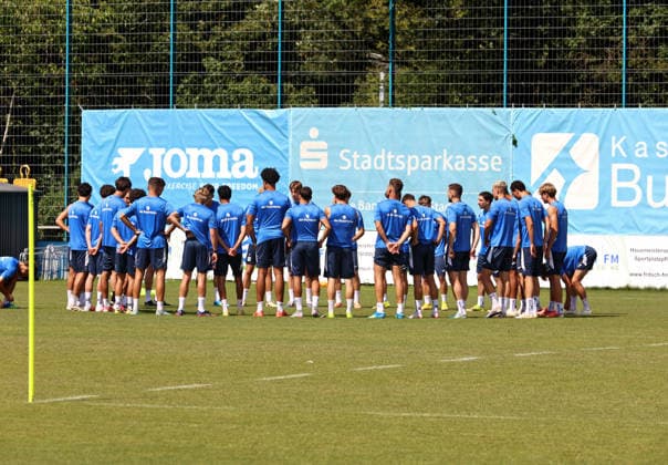 Fussball, Herren, Regionalliga Bayern, Saison 2026 2027, TSV 1860 München, Training Die neue Mannschaft des TSV 1860 München zusammen stehend im Kreis auf dem Trainingsplatz *** Soccer, Men s, Bavarian Regional League, 2026–2027 Season, TSV 1860 Munich, Practice: The new TSV 1860 Munich team standing in a circle on the practice field