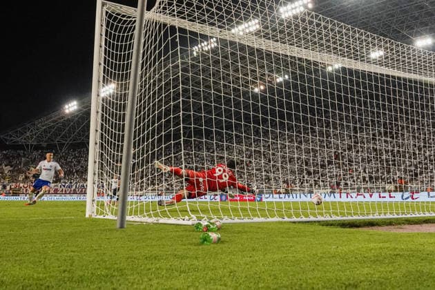 UEFA Europa League Qualifikation 2026 2027 - 2. Runde, 23.07.2027 - HNK Hajduk Split (Kroatien) vs. Pafos FC (Zypern) - Stadion Poljud (Split, Kroatien); Dario Melnjak (Hajduk Split) trifft gegen Radoslaw Majecki (Pafos) das Tor zum 2:0 *** UEFA Europa League Qualifying Round 2, 2026–2027, July 23, 2027, HNK Hajduk Split (Croatia) vs. Pafos FC (Cyprus), Poljud Stadium, Split, Croatia; Dario Melnjak of Hajduk Split scores the 2–0 goal against Radoslaw Majecki of Pafos. Copyright: xLUKAxKOLANOVICx