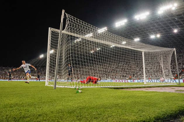 UEFA Europa League Qualifikation 2026 2027 - 2. Runde, 23.07.2027 - HNK Hajduk Split (Kroatien) vs. Pafos FC (Zypern) - Stadion Poljud (Split, Kroatien); Dario Melnjak (Hajduk Split) trifft gegen Radoslaw Majecki (Pafos) das Tor zum 2:0 *** UEFA Europa League Qualifying Round 2, 2026–2027, July 23, 2027, HNK Hajduk Split (Croatia) vs. Pafos FC (Cyprus), Poljud Stadium, Split, Croatia; Dario Melnjak of Hajduk Split scores the 2–0 goal against Radoslaw Majecki of Pafos. Copyright: xLUKAxKOLANOVICx
