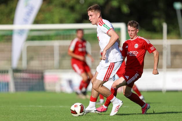 Isak Johannesson (1. FC Köln) und Tristan Arndt (SV Bergisch Gladbach 09) im Zweikampf waehrend des Testspiels zwischen 1. FC Köln und SV Bergisch Gladbach 09, Belkaw Arena am 23. July 2026 in Bergisch Gladbach, Deutschland. (Foto von Oliver Kaelke DeFodi Images) +++ Isak Johannesson (1. FC Köln) und Tristan Arndt (SV Bergisch Gladbach 09) battle for the ball during the friendly match between 1. FC Köln and SV Bergisch Gladbach 09 at Belkaw Arena on July 23, 2026 in Bergisch Gladbach, Germany. (Photo by Oliver Kaelke DeFodi Images) (Photo by Oliver Kaelke DeFodi Images) - *** Isak Johannesson of 1 FC Köln and Tristan Arndt of SV Bergisch Gladbach 09 battle for the ball during the friendly match between 1 FC Köln and SV Bergisch Gladbach 09 at Belkaw Arena on July 23, 2026, in Bergisch Gladbach, Germany. Photo by Oliver Kaelke, DeFodi Images. Isak Johannesson of 1 FC Köln and Tristan Arndt of SV Bergisch Gladbach 09 battle for the ball during the friendly match between 1 FC Köln and SV Bergisch Gladbach 09 at Belkaw Arena on July 23, 2026 in Bergisch Gladbach, Germany Photo by Oliver Kaelke DeFodi Images Photo by Oliver Kaelke DeFodi Images