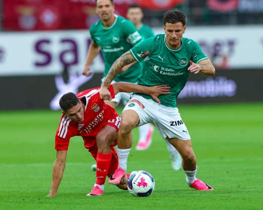 23.07.2026, SUI, Fussball, UEFA Europa League Qualifikation: FC St. Gallen 1879 vs. SL Benfica Lissabon Georgiy Sudakov (10, Benfica Lissabon, li.) im Zweikampf mit Hugo Vandermersch (28, FC St. Gallen)45 Photo: Urs Ottiger St. Gallen Berit Sitterstadion St. Gallen Switzerland *** July 23, 2026, SUI, Soccer, UEFA Europa League Qualifying Round: FC St. Gallen 1879 vs. SL Benfica Lisbon; Georgiy Sudakov 10, Benfica Lisbon, left, in a tackle with Hugo Vandermersch 28, FC St. Gallen 45 Photo by Urs Ottiger, St. Gallen, Berit Sitter Stadium, St. Gallen, Switzerland