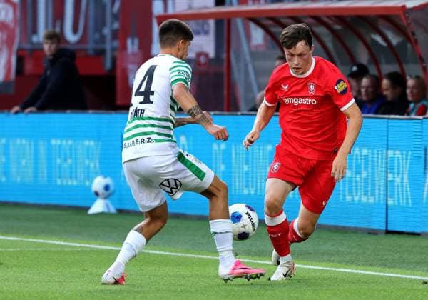 ENSCHEDE - FC Twente player Sondre Orjasaeter with Ferencvaros player Attila Osvath during the UEFA Europa League second qualifying round match between FC Twente and Ferencvaros at Grolsch Veste on July 23, 2026 in Enschede, the Netherlands. (Photo by DeFodi Images) - *** ENSCHEDE FC Twente player Sondre Orjasaeter with Ferencvaros player Attila Osvath during the UEFA Europa League second qualifying round match between FC Twente and Ferencvaros at Grolsch Veste on July 23, 2026, in Enschede, the Netherlands. Photo by DeFodi Images