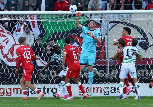 ENSCHEDE - FC Twente player Lars Unnerstall during the UEFA Europa League second qualifying round match between FC Twente and Ferencvaros at Grolsch Veste on July 23, 2026 in Enschede, the Netherlands. (Photo by DeFodi Images) - *** ENSCHEDE FC Twente player Lars Unnerstall during the UEFA Europa League second qualifying round match between FC Twente and Ferencvaros at Grolsch Veste on July 23, 2026, in Enschede, the Netherlands. Photo by DeFodi Images