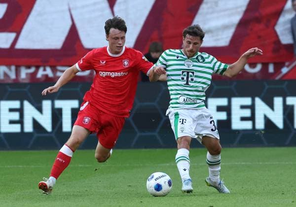 ENSCHEDE - FC Twente player Sondre Orjasaeter with Ferencvaros player Gabi Kanichowsky during the UEFA Europa League second qualifying round match between FC Twente and Ferencvaros at Grolsch Veste on July 23, 2026 in Enschede, the Netherlands. (Photo by DeFodi Images) - *** ENSCHEDE FC Twente player Sondre Orjasaeter with Ferencvaros player Gabi Kanichowsky during the UEFA Europa League second qualifying round match between FC Twente and Ferencvaros at Grolsch Veste on July 23, 2026, in Enschede, the Netherlands. Photo by DeFodi Images