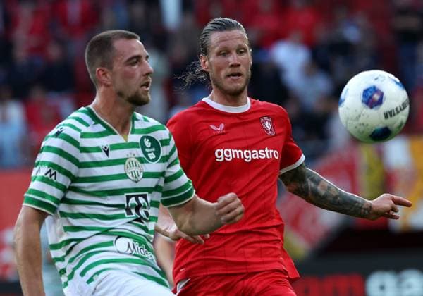 ENSCHEDE - Ferencvaros player Toon Raemakers with FC Twente player Wout Weghorst during the UEFA Europa League second qualifying round match between FC Twente and Ferencvaros at the Grolsch Veste on July 23, 2026 in Enschede, the Netherlands. (Photo by DeFodi Images) - *** ENSCHEDE: Ferencvaros player Toon Raemakers with FC Twente player Wout Weghorst during the UEFA Europa League second qualifying round match between FC Twente and Ferencvaros at the Grolsch Veste on July 23, 2026, in Enschede, the Netherlands. Photo by DeFodi Images