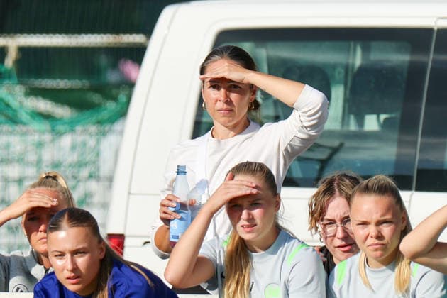 Gifhorn, Deutschland: 23.07.2026 - Testspiel - VfL Wolfsburg Frauen vs. PSV Eindhoven Frauen Im Bild: v.li. oben: die neue Sportdirektorin der VfL Wolfsburg Frauen Vanessa Bernauer (Wolfsburg) hinter den Auswechselspielerinnen des VfL Wolfsburg *** Gifhorn, Germany, July 23, 2026: Friendly match between VfL Wolfsburg Women and PSV Eindhoven Women. Pictured from left at the top: Vanessa Bernauer, the new sporting director of VfL Wolfsburg Women, standing behind the VfL Wolfsburg substitutes. Copyright: HMBxMedia MadeleinexFantini