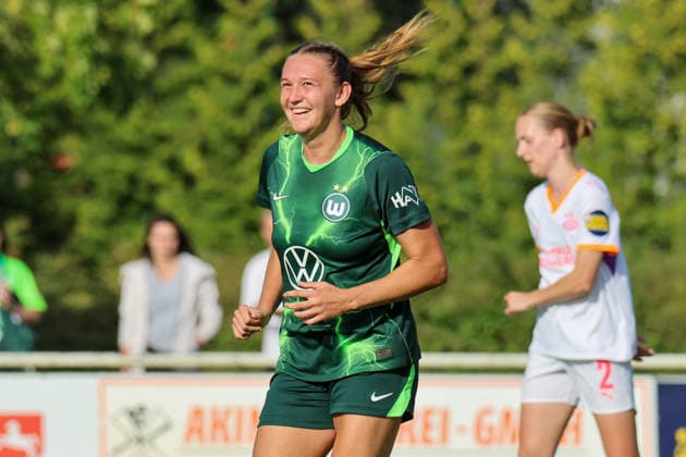 Gifhorn, Deutschland: 23.07.2026 - Testspiel - VfL Wolfsburg Frauen vs. PSV Eindhoven Frauen Im Bild: Torschützin Cecilie Floe Nielsen (Wolfsburg) macht das Tor zum 1:0 für Wolfsburg und jubelt *** Gifhorn, Germany, July 23, 2026: Friendly match between VfL Wolfsburg Women and PSV Eindhoven Women. Pictured: Goal scorer Cecilie Floe Nielsen of Wolfsburg scores the 1-0 goal for Wolfsburg and celebrates. Copyright: HMBxMedia MadeleinexFantini