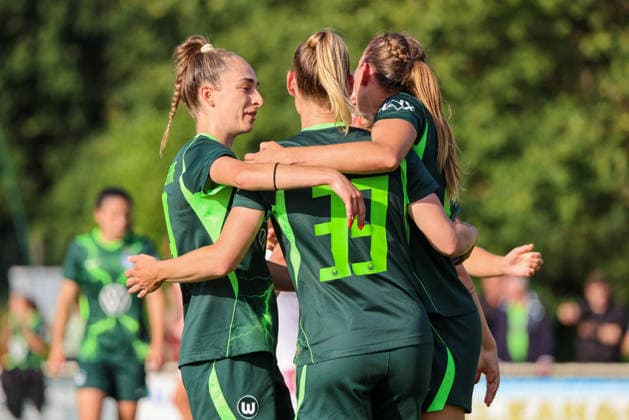 Gifhorn, Deutschland: 23.07.2026 - Testspiel - VfL Wolfsburg Frauen vs. PSV Eindhoven Frauen Im Bild: Torschützin Cecilie Floe Nielsen (Wolfsburg), rechts im Bild, macht das Tor zum 1:0 für Wolfsburg und jubelt mit Sophia Kleinherne (Wolfsburg) und Sarai Linder (Wolfsburg) *** Gifhorn, Germany, July 23, 2026: Friendly match between VfL Wolfsburg Women and PSV Eindhoven Women. Pictured: Goal scorer Cecilie Floe Nielsen of Wolfsburg (on the right) scores the 1-0 goal for Wolfsburg and celebrates with Sophia Kleinherne and Sarai Linder, both of Wolfsburg. Copyright: HMBxMedia MadeleinexFantini