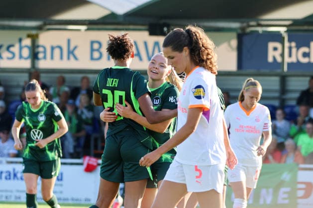 Gifhorn, Deutschland: 23.07.2026 - Testspiel - VfL Wolfsburg Frauen vs. PSV Eindhoven Frauen Im Bild: v.li. die Zweite Torschützin Anny Kerim-Lindland (Wolfsburg) macht das Tor zum 2:0 und jubelt mit Cora Zicai (Wolfsburg) *** Gifhorn, Germany, July 23, 2026: Friendly match between VfL Wolfsburg Women and PSV Eindhoven Women. Pictured, from left: Anny Kerim Lindland of Wolfsburg, the second goal scorer, scores the goal to make it 2–0 and celebrates with Cora Zicai of Wolfsburg. Copyright: HMBxMedia MadeleinexFantini