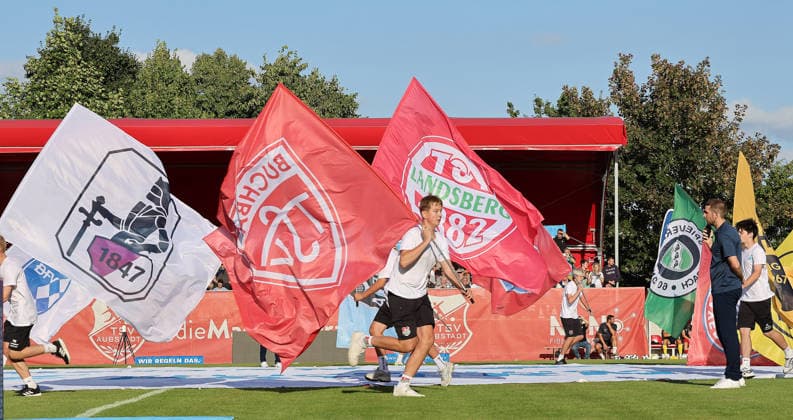 Fahnenkinder targen die Wappen der Vereine aufs Feld; Eröffnungsspiel des Bayerischen Fußball-Verbandes (BFV), Eröffnungsfeier, Fußball, Regionalliga Bayern, TSV Aubstadt - 1. FC Schweinfurt 05 5:1, 23.07.2026, NGN-Arena Aubstadt *** Flag bearers carry the clubs crests onto the field. Opening match of the Bavarian Soccer Association (BFV), opening ceremony, soccer, Bavarian Regional League, TSV Aubstadt 1, FC Schweinfurt 05 5–1, July 23, 2026, NGN Arena Aubstadt