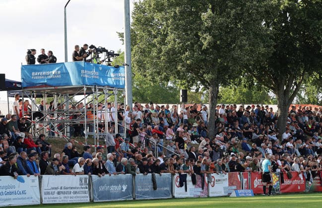 2844 Zuschauerehen das Eröffnungsspiel, das der BFV live bei BR24Sport überträgt, Fans, Publikum, TV-Übertragung, TV-Kamera, fernsehen, Eröffnungsspiel des Bayerischen Fußball-Verbandes (BFV), Eröffnungsfeier, Fußball, Regionalliga Bayern, TSV Aubstadt - 1. FC Schweinfurt 05 5:1, 23.07.2026, NGN-Arena Aubstadt *** 2,844 spectators watched the opening match, which the BFV broadcast live on BR24Sport; fans, audience, TV broadcast, TV camera, watching TV, opening match of the Bavarian Soccer Association (BFV), opening ceremony, soccer, Bavarian Regional League, TSV Aubstadt 1, FC Schweinfurt 05 5–1, July 23, 2026, NGN Arena Aubstadt