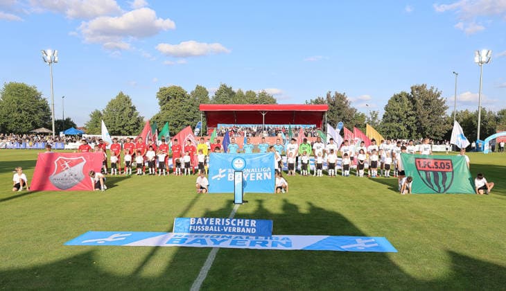 Beide Teams stehen vor dem Anpfiff zusammen und haben die Meisterschale der Regionalliga 2026 27 vor sich; Eröffnungsspiel des Bayerischen Fußball-Verbandes (BFV), Eröffnungsfeier, Fußball, Regionalliga Bayern, TSV Aubstadt - 1. FC Schweinfurt 05 5:1, 23.07.2026, NGN-Arena Aubstadt *** Both teams are lined up together before kickoff with the 2026–27 Regionalliga championship trophy in front of them. Opening match of the Bavarian Soccer Association (BFV), opening ceremony, soccer, Bavarian Regionalliga, TSV Aubstadt 1, FC Schweinfurt 05 5–1, July 23, 2026, NGN Arena Aubstadt