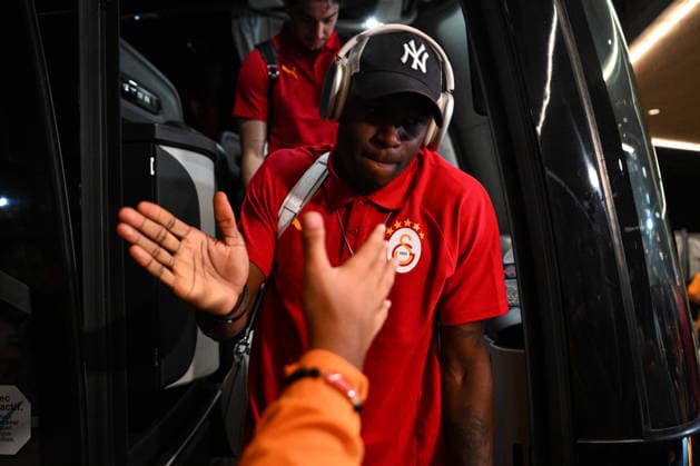 Galatasaray arrives Austria for its training camp WINDISCHGARSTEN, AUSTRIA - JULY 24: Wilfried Singo of Galatasaray arrives with the team for the second phase of the club s pre-season training camp in Windischgarsten, Austria, on July 24, 2026. Akin Celiktas Anadolu Windischgarsten Austria. Editorial use only. Please get in touch for any other usage.  Copyright: x2026xAnadoluxAkinxCeliktasx