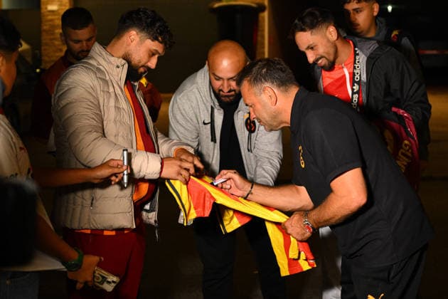 Galatasaray arrives Austria for its training camp WINDISCHGARSTEN, AUSTRIA - JULY 24: Head coach of Galatasaray Okan Buruk signs jerseys of fans as he arrives with the team for the second phase of the club s pre-season training camp in Windischgarsten, Austria, on July 24, 2026. Akin Celiktas Anadolu Windischgarsten Austria. Editorial use only. Please get in touch for any other usage.  Copyright: x2026xAnadoluxAkinxCeliktasx