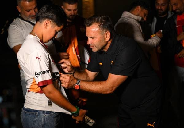 Galatasaray arrives Austria for its training camp WINDISCHGARSTEN, AUSTRIA - JULY 24: Head coach of Galatasaray Okan Buruk signs jerseys of fans as he arrives with the team for the second phase of the club s pre-season training camp in Windischgarsten, Austria, on July 24, 2026. Akin Celiktas Anadolu Windischgarsten Austria. Editorial use only. Please get in touch for any other usage.  Copyright: x2026xAnadoluxAkinxCeliktasx