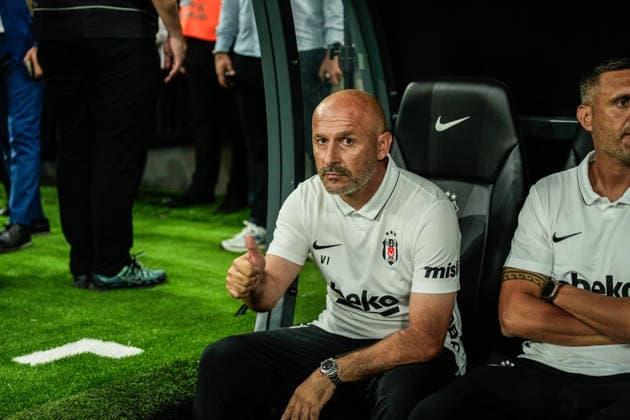 Besiktas JK v Midtjylland - UEFA Europa League 2026 27 Second Qualifying Round First Leg Vincenzo Italiano, coach of Besiktas, gestures during the UEFA Europa League 2026 27 second qualifying round first leg match between Besiktas and FC Midtjylland at Tupras Stadium in Istanbul, Turkey, on July 23, 2026. Istanbul Istanbul Turkey  Copyright: xYagizxGurtugx originalFilename:gurtug-besiktas260723_npWrl.jpg