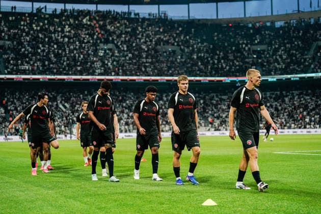 Besiktas JK v Midtjylland - UEFA Europa League 2026 27 Second Qualifying Round First Leg FC Midtjylland players warm up before the UEFA Europa League 2026 27 second qualifying round first leg match between Besiktas and FC Midtjylland at Tupras Stadium in Istanbul, Turkey, on July 23, 2026. Istanbul Istanbul Turkey  Copyright: xYagizxGurtugx originalFilename:gurtug-besiktas260723_nptI0.jpg