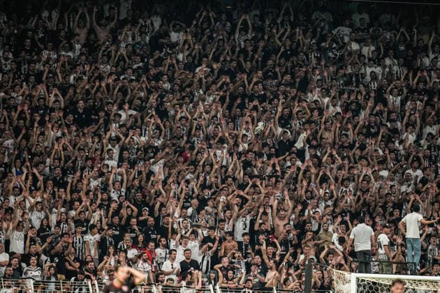 Besiktas JK v Midtjylland - UEFA Europa League 2026 27 Second Qualifying Round First Leg Besiktas fans cheer during the UEFA Europa League 2026 27 second qualifying round first leg match between Besiktas and FC Midtjylland at Tupras Stadium in Istanbul, Turkey, on July 23, 2026. Istanbul Istanbul Turkey  Copyright: xYagizxGurtugx originalFilename:gurtug-besiktas260723_npZK7.jpg
