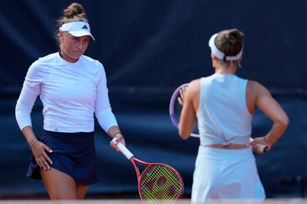 MSC Hamburg Ladies Open - Day 4 Nastasja Schunk of Germany plays with partner Julia Stusek during their round of 16 doubles match against Leyre Romero Gormaz and Sara Sorribes Tormo of Spain at the 2026 MSC Hamburg Ladies Open Women s tennis tournament at Am Rothenbaum in Hamburg, Germany. Hamburg Hamburg Germany  Copyright: xOwenxHammondx originalFilename:hammond-2026msch260723_npei0.jpg
