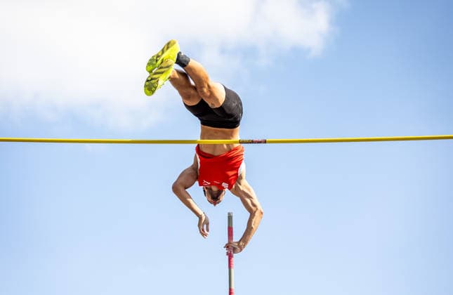Deutsche Leichtathletik-Meisterschaften Stabhochsprung Männer; Hannover, 23.07.2026 Kopfstand: Constantin Rutsch (LG Olympia Dortmund) im Stabhochsprung; Deutsche Leichtathletik-Meisterschaften Stabhochsprung Männer am 23.07.2026 auf dem Opernplatz in Hannover (Niedersachsen). *** German Track and Field Championships – Men s Pole Vault, Hanover, July 23, 2026: Constantin Rutsch of LG Olympia Dortmund performs a headstand in the pole vault at the German Track and Field Championships—Men’s Pole Vault on July 23, 2026, at Opernplatz in Hanover, Lower Saxony Copyright: xBEAUTIFULxSPORTS R.xSchmittx