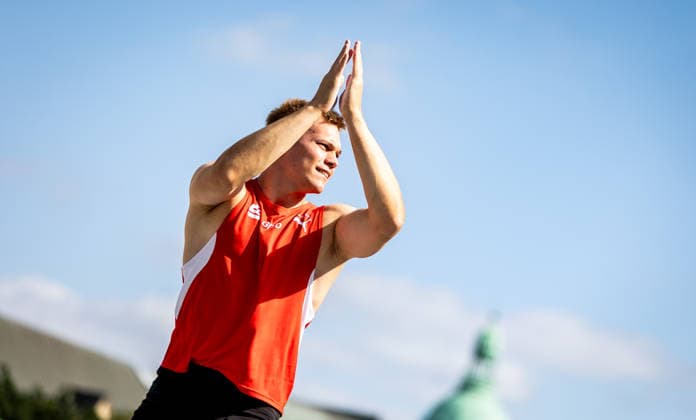 Deutsche Leichtathletik-Meisterschaften Stabhochsprung Männer; Hannover, 23.07.2026 Bedankt sich beim Publikum: Hendrik Hohmann (LG Olympia Dortmund); Deutsche Leichtathletik-Meisterschaften Stabhochsprung Männer am 23.07.2026 auf dem Opernplatz in Hannover (Niedersachsen). *** German Track and Field Championships – Men s Pole Vault, Hanover, July 23, 2026 Hendrik Hohmann of LG Olympia Dortmund thanks the crowd at the German Track and Field Championships Men s Pole Vault on July 23, 2026, at Opernplatz in Hanover, Lower Saxony Copyright: xBEAUTIFULxSPORTS R.xSchmittx
