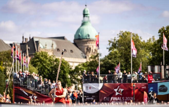 Deutsche Leichtathletik-Meisterschaften Stabhochsprung Männer; Hannover, 23.07.2026 Hendrik Hohmann (LG Olympia Dortmund) am Anlauf zum Stabhochsprung vor toller Kulisse am Opernplatz; Deutsche Leichtathletik-Meisterschaften Stabhochsprung Männer am 23.07.2026 auf dem Opernplatz in Hannover (Niedersachsen). *** German Track and Field Championships—Men’s Pole Vault, Hanover, July 23, 2026: Hendrik Hohmann of LG Olympia Dortmund takes his run-up for the pole vault in front of a fantastic crowd at Opernplatz. German Track and Field Championships, Men’s Pole Vault, on July 23, 2026, at Opernplatz in Hanover, Lower Saxony Copyright: xBEAUTIFULxSPORTS R.xSchmittx