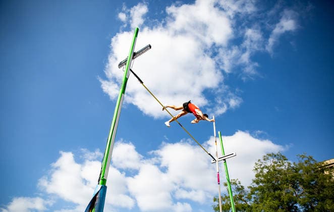 Deutsche Leichtathletik-Meisterschaften Stabhochsprung Männer; Hannover, 23.07.2026 Himmelsstürmer: Gillian Ladwig (Schweriner SC) im Stabhochsprung; Deutsche Leichtathletik-Meisterschaften Stabhochsprung Männer am 23.07.2026 auf dem Opernplatz in Hannover (Niedersachsen). *** German Track and Field Championships—Men’s Pole Vault, Hanover, July 23, 2026: Gillian Ladwig of Schweriner SC, the sky-scraper, in the men’s pole vault at the German Track and Field Championships on July 23, 2026, at Opernplatz in Hanover, Lower Saxony Copyright: xBEAUTIFULxSPORTS R.xSchmittx