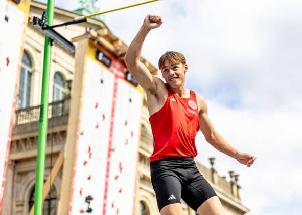 Deutsche Leichtathletik-Meisterschaften Stabhochsprung Männer; Hannover, 23.07.2026 Freut sich über 5,20 Meter: Amadeus Gräber (Eintracht Frankfurt e.V.) im Stabhochsprung; Deutsche Leichtathletik-Meisterschaften Stabhochsprung Männer am 23.07.2026 auf dem Opernplatz in Hannover (Niedersachsen). *** German Track and Field Championships—Men’s Pole Vault, Hanover, July 23, 2026 Amadeus Gräber of Eintracht Frankfurt e.V. clears 5.20 meters in the pole vault at the German Track and Field Championships – Men’s Pole Vault on July 23, 2026, at Opernplatz in Hanover, Lower Saxony Copyright: xBEAUTIFULxSPORTS R.xSchmittx