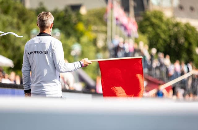 Deutsche Leichtathletik-Meisterschaften Stabhochsprung Männer; Hannover, 23.07.2026 Impression: Ein Kampfrichter mit roter Fahne; Deutsche Leichtathletik-Meisterschaften Stabhochsprung Männer am 23.07.2026 auf dem Opernplatz in Hannover (Niedersachsen). *** German Track and Field Championships—Men’s Pole Vault, Hanover, July 23, 2026. A scene: A judge holding a red flag. German Track and Field Championships—Men’s Pole Vault on July 23, 2026, at Opernplatz in Hanover, Lower Saxony Copyright: xBEAUTIFULxSPORTS R.xSchmittx
