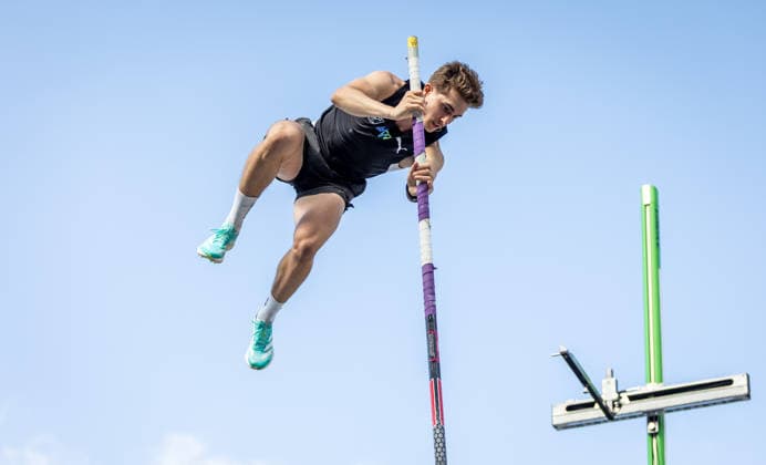 Deutsche Leichtathletik-Meisterschaften Stabhochsprung Männer; Hannover, 23.07.2026 Louis Pröbstle (MTG Mannheim) bei einem Fehlversuch im Stabhochsprung. Der starke und teilweise böige Wind machte den Athleten zu schaffen und sorgte für schwierige Bedingungen; Deutsche Leichtathletik-Meisterschaften Stabhochsprung Männer am 23.07.2026 auf dem Opernplatz in Hannover (Niedersachsen). *** German Track and Field Championships—Men’s Pole Vault, Hanover, July 23, 2026: Louis Pröbstle of MTG Mannheim during a failed attempt in the pole vault. The strong and at times gusty wind made things difficult for the athletes and created challenging conditions. German Track and Field Championships, Men’s Pole Vault on July 23, 2026 at Opernplatz in Hanover, Lower Saxony Copyright: xBEAUTIFULxSPORTS R.xSchmittx