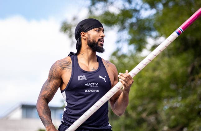 Deutsche Leichtathletik-Meisterschaften Stabhochsprung Männer; Hannover, 23.07.2026 Nachdenklich: Stabhochspringer Bo Kanda Lita Baehre (Düsseldorf Athletics); Deutsche Leichtathletik-Meisterschaften Stabhochsprung Männer am 23.07.2026 auf dem Opernplatz in Hannover (Niedersachsen). *** German Track and Field Championships—Men’s Pole Vault, Hanover, July 23, 2026: A pensive pole vaulter, Bo Kanda Lita Baehre, Düsseldorf Athletics. German Track and Field Championships, Men’s Pole Vault on July 23, 2026, at Opernplatz in Hanover, Lower Saxony Copyright: xBEAUTIFULxSPORTS R.xSchmittx