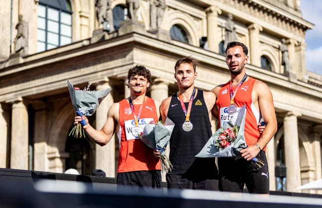 Deutsche Leichtathletik-Meisterschaften Stabhochsprung Männer; Hannover, 23.07.2026 Freuen sich gemeinsam (von links): Die Medaillengewinner im Stabhochsprung - Fabio Wünsche (SC Potsdam e.V.), Marec Metzger (TSV Gräfelfing) und Constantin Rutsch (LG Olympia Dortmund); Deutsche Leichtathletik-Meisterschaften Stabhochsprung Männer am 23.07.2026 auf dem Opernplatz in Hannover (Niedersachsen). *** German Track and Field Championships—Men’s Pole Vault, Hanover, July 23, 2026. Celebrating together (from left): The medalists in the men’s pole vault—Fabio Wünsche (SC Potsdam e.V.), Marec Metzger (TSV Gräfelfing), and Constantin Rutsch (LG Olympia Dortmund). German Track and Field Championships, Men’s Pole Vault, on July 23, 2026, at Opernplatz in Hanover, Lower Saxony Copyright: xBEAUTIFULxSPORTS R.xSchmittx