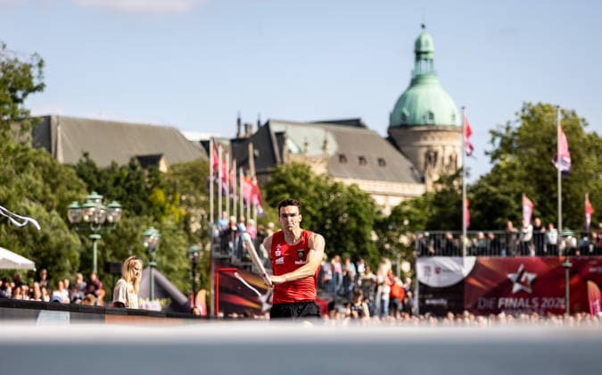 Deutsche Leichtathletik-Meisterschaften Stabhochsprung Männer; Hannover, 23.07.2026 Am Anlauf im Stabhochsprung vor toller Kulisse am Opernplatz: Gillian Ladwig (Schweriner SC); Deutsche Leichtathletik-Meisterschaften Stabhochsprung Männer am 23.07.2026 auf dem Opernplatz in Hannover (Niedersachsen). *** German Track and Field Championships—Men’s Pole Vault, Hanover, July 23, 2026: The run-up in the men’s pole vault in front of a fantastic crowd at Opernplatz. Gillian Ladwig, Schweriner SC. German Track and Field Championships, Men’s Pole Vault, on July 23, 2026, at Opernplatz in Hanover, Lower Saxony Copyright: xBEAUTIFULxSPORTS R.xSchmittx