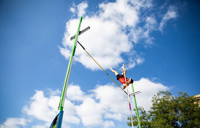 Deutsche Leichtathletik-Meisterschaften Stabhochsprung Männer; Hannover, 23.07.2026 Himmelsstürmer: Gillian Ladwig (Schweriner SC) im Stabhochsprung; Deutsche Leichtathletik-Meisterschaften Stabhochsprung Männer am 23.07.2026 auf dem Opernplatz in Hannover (Niedersachsen). *** German Track and Field Championships—Men’s Pole Vault, Hanover, July 23, 2026: Gillian Ladwig of Schweriner SC, the sky-scraper, in the men’s pole vault at the German Track and Field Championships on July 23, 2026, at Opernplatz in Hanover, Lower Saxony Copyright: xBEAUTIFULxSPORTS R.xSchmittx