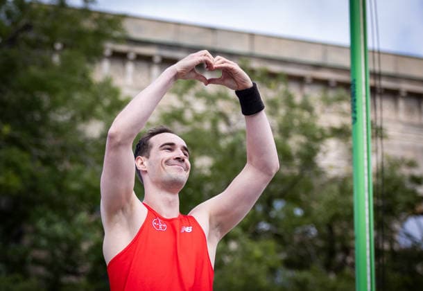 Deutsche Leichtathletik-Meisterschaften Stabhochsprung Männer; Hannover, 23.07.2026 Bedankt sich beim Publikum: Sebastian Vogt (TSV Bayer 04 Leverkusen); Deutsche Leichtathletik-Meisterschaften Stabhochsprung Männer am 23.07.2026 auf dem Opernplatz in Hannover (Niedersachsen). *** German Track and Field Championships – Men s Pole Vault, Hanover, July 23, 2026: Sebastian Vogt of TSV Bayer 04 Leverkusen thanks the crowd at the German Track and Field Championships—Men’s Pole Vault—on July 23, 2026, at Opernplatz in Hanover, Lower Saxony Copyright: xBEAUTIFULxSPORTS R.xSchmittx