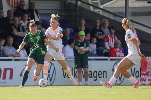 23.07.2026, xgrfx, Fussball Testspiel Frauen, VfL Wolfsburg - PSV Eindhoven v.l. Sarai Linder (VfL Wolfsburg), Lore Jacobs (PSV Eindhoven) (DFL DFB REGULATIONS PROHIBIT ANY USE OF PHOTOGRAPHS as IMAGE SEQUENCES and or QUASI-VIDEO) Gifhorn *** July 23, 2026, xgrfx, Women s Soccer Friendly, VfL Wolfsburg vs. PSV Eindhoven, featuring Sarai Linder of VfL Wolfsburg, Lore Jacobs, PSV Eindhoven. DFL and DFB regulations prohibit any use of photographs as image sequences and or quasi-video. Gifhorn