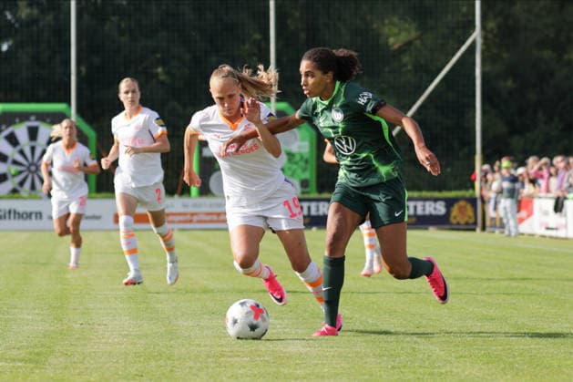 23.07.2026, xgrfx, Fussball Testspiel Frauen, VfL Wolfsburg - PSV Eindhoven v.l. Janice Cayman (PSV Eindhoven), Cora Zicai (VfL Wolfsburg) (DFL DFB REGULATIONS PROHIBIT ANY USE OF PHOTOGRAPHS as IMAGE SEQUENCES and or QUASI-VIDEO) Gifhorn *** July 23, 2026, xgrfx, Women s Soccer Friendly, VfL Wolfsburg vs. PSV Eindhoven, featuring Janice Cayman (PSV Eindhoven) and Cora Zicai (VfL Wolfsburg). DFL and DFB regulations prohibit any use of photographs as image sequences and or quasi-video. Gifhorn